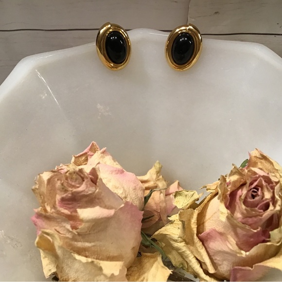 CLEARANCE Vintage Monet Clip On Earrings - Picture 3 of 5